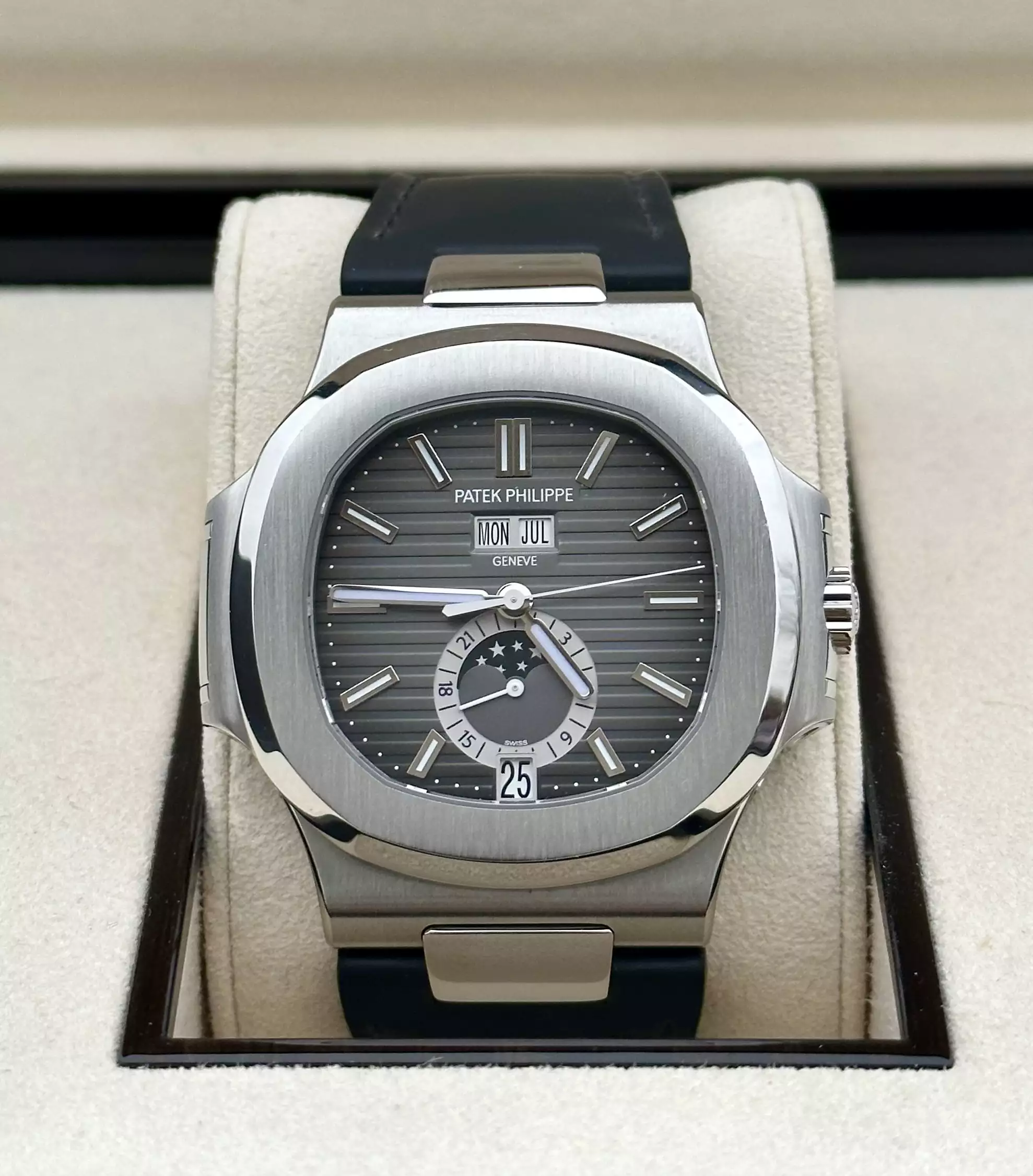 Patek Philippe Nautilus Moonphase 5726A-001 Black Dial Stainless Steel Men’s Watch 40.5mm ( Replica )
